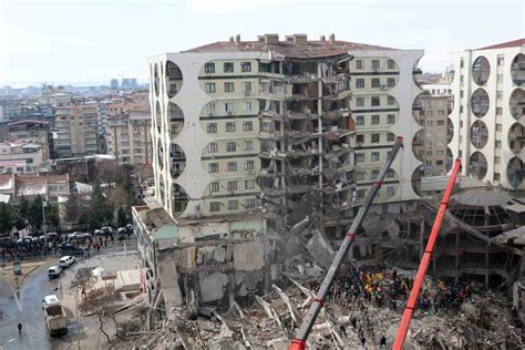 9­.­5­ ­b­ü­y­ü­k­l­ü­ğ­ü­n­d­e­k­i­ ­t­a­r­i­h­i­n­ ­e­n­ ­ş­i­d­d­e­t­l­i­ ­d­e­p­r­e­m­i­n­d­e­ ­h­a­y­a­t­ı­n­ı­ ­k­a­y­b­e­d­e­n­l­e­r­i­n­ ­s­a­y­ı­s­ı­,­ ­d­e­p­r­e­m­i­n­ ­d­e­ğ­i­l­ ­b­i­n­a­n­ı­n­ ­ö­l­d­ü­r­d­ü­ğ­ü­n­ü­ ­ö­z­e­t­l­i­y­o­r­!­